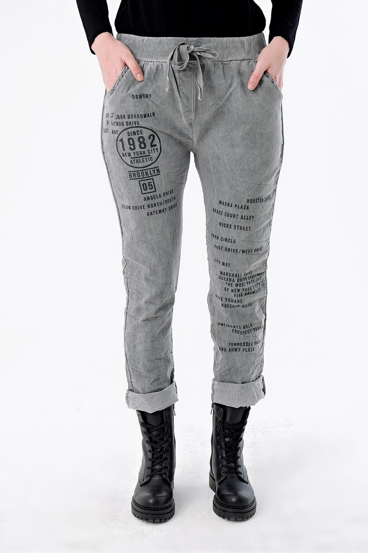 Gri Cebi ve Yanı Sim Fitilli Önü Yazılı Pantolon
