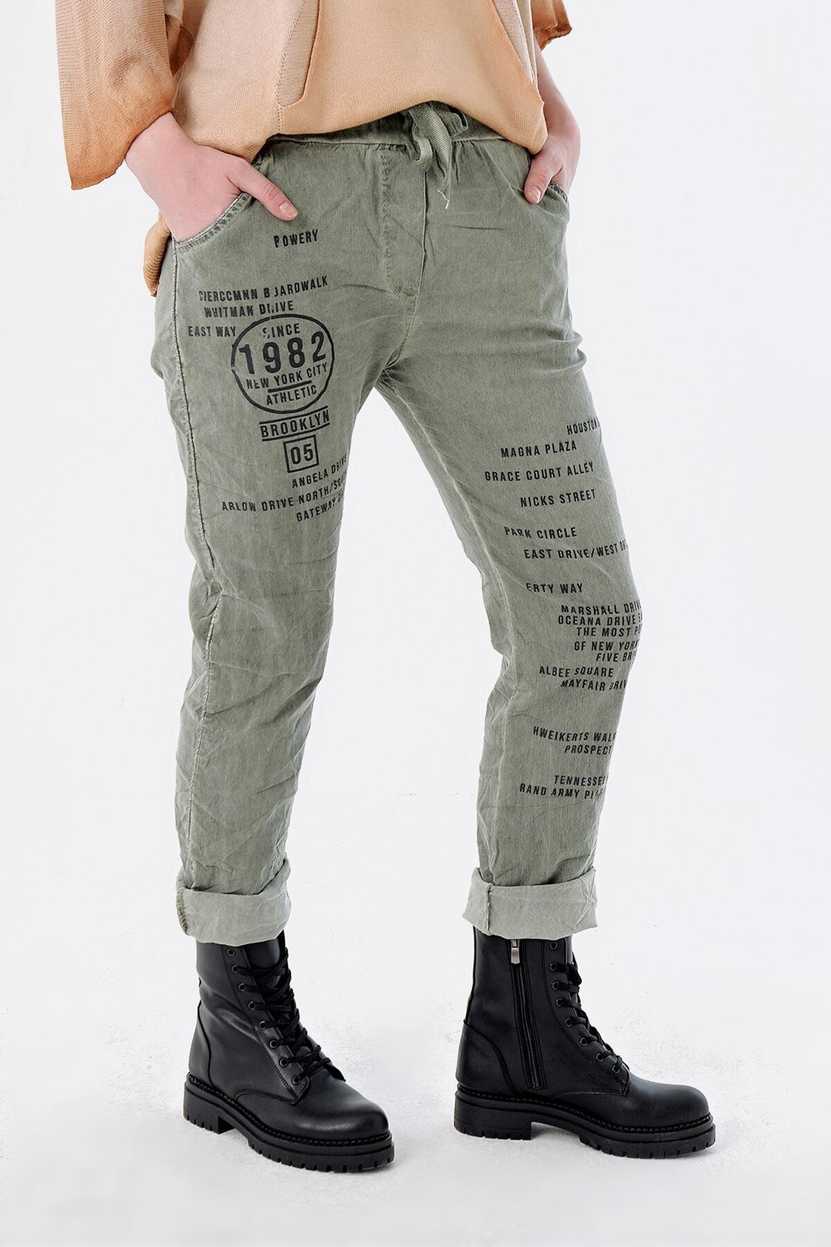 Haki Cebi ve Yanı Sim Fitilli Önü Yazılı Pantolon
