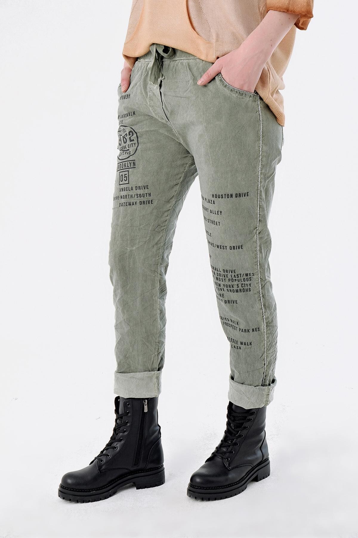 Haki Cebi ve Yanı Sim Fitilli Önü Yazılı Pantolon